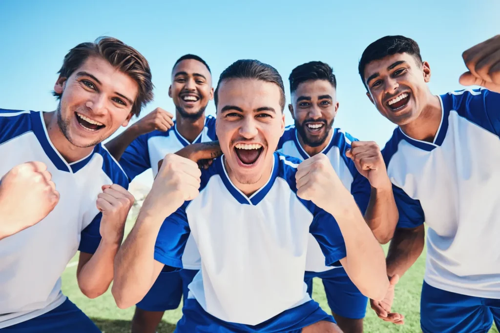 Immagine di giocatori di una squadra di calcio che esultano
